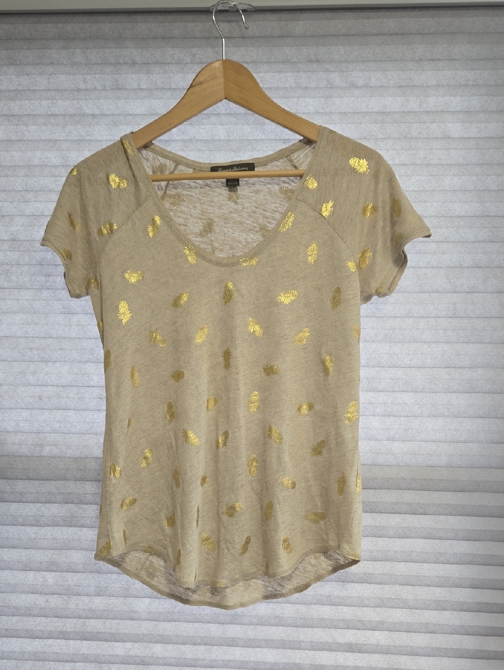 Tommy Bahama 100% Linen Beige Short-Sleeve Tee with Gold Leaf Foil